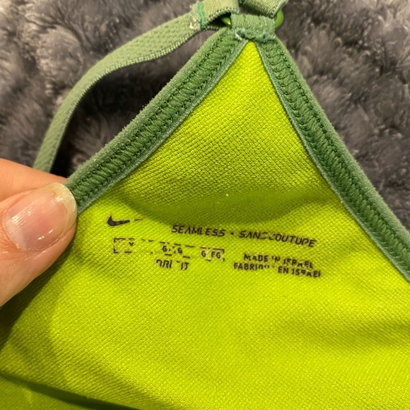 Adorable great condition Nike seamless green tank - Picture 7 of 7